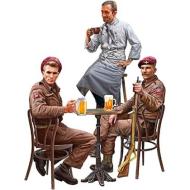 1/35 British Soldiers In Cafe (MA35392)