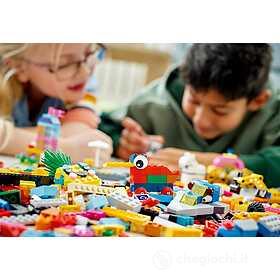 LEGO Classic 11021 90 Anni di Gioco, Scatola con Mattoncini Colorati per 15  Mini Costruzioni di