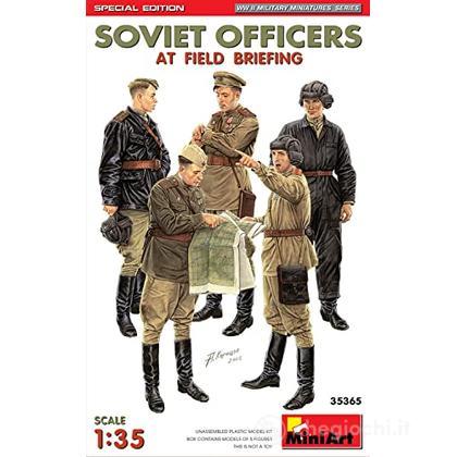 1/35 SOVIET OFFICERS AT FIELD BRIEFING. SPECIAL EDITION (MA35365)