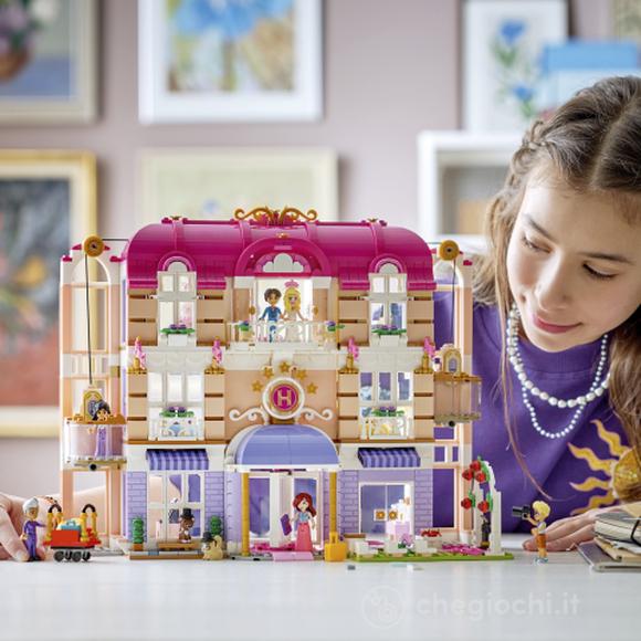 LEGO Friends 42704 Grand Hotel di Heartlake City, Giocattolo con 6 Mini Bamboline, 2 Animali e Accessori, Regalo Bambine 9+