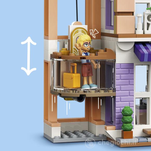 LEGO Friends 42704 Grand Hotel di Heartlake City, Giocattolo con 6 Mini Bamboline, 2 Animali e Accessori, Regalo Bambine 9+