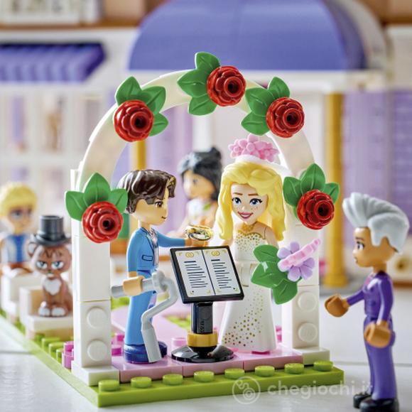 LEGO Friends 42704 Grand Hotel di Heartlake City, Giocattolo con 6 Mini Bamboline, 2 Animali e Accessori, Regalo Bambine 9+