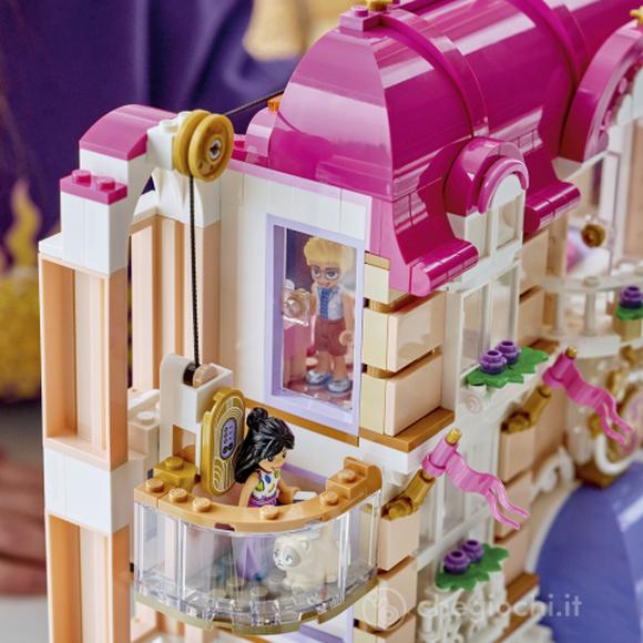 LEGO Friends 42704 Grand Hotel di Heartlake City, Giocattolo con 6 Mini Bamboline, 2 Animali e Accessori, Regalo Bambine 9+
