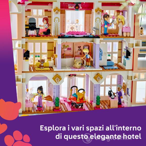 LEGO Friends 42704 Grand Hotel di Heartlake City, Giocattolo con 6 Mini Bamboline, 2 Animali e Accessori, Regalo Bambine 9+