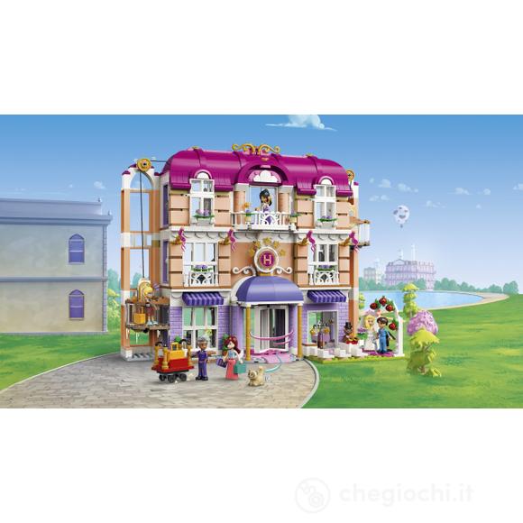 LEGO Friends 42704 Grand Hotel di Heartlake City, Giocattolo con 6 Mini Bamboline, 2 Animali e Accessori, Regalo Bambine 9+