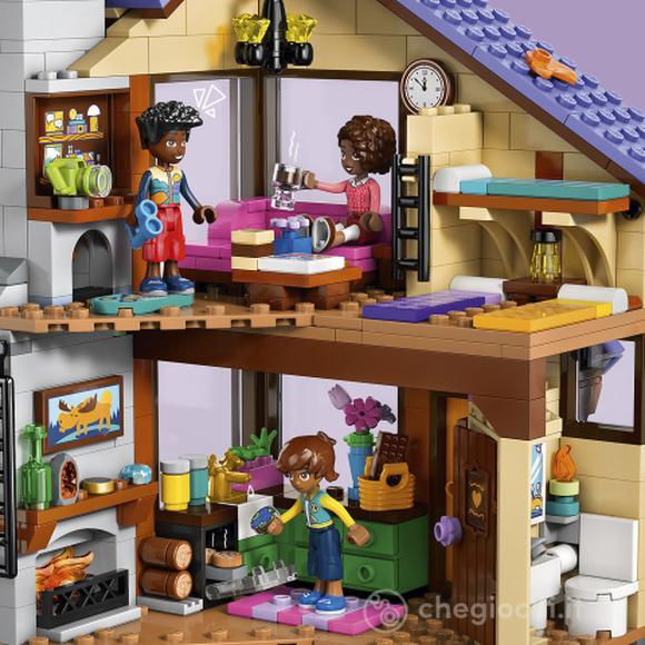 LEGO Friends 42705 Baita nella Foresta Autunnale, Casa Giocattolo con 4 Mini Bamboline, 2 Animali e Accessori, Regalo da 9+