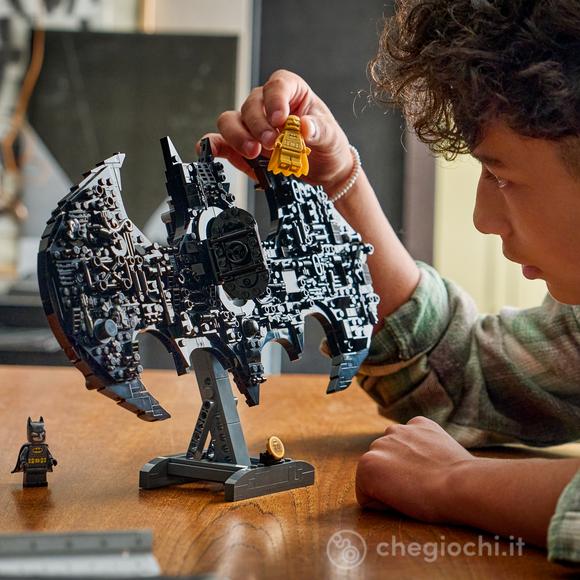 LEGO DC 76330 Logo di Batman, Giocattolo da Supereroi con 2 Minifigure da Collezione, Regalo per Bambini e Fan da 12 Anni in su