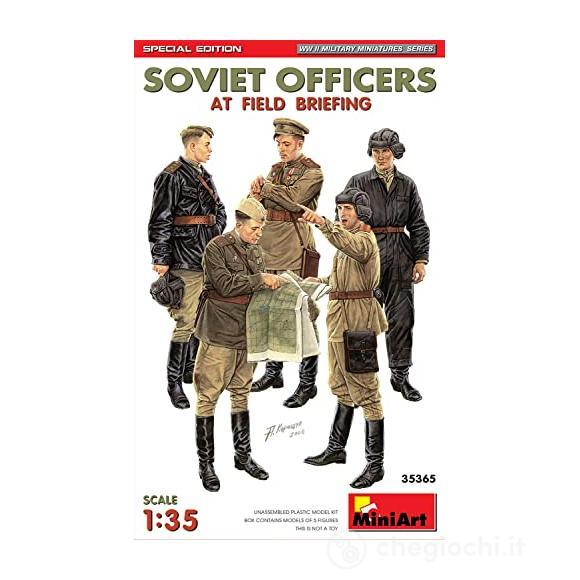 1/35 SOVIET OFFICERS AT FIELD BRIEFING. SPECIAL EDITION (MA35365)