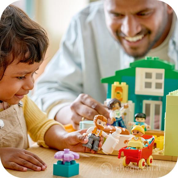 LEGO DUPLO 10470 Casa Familiare Moderna 3 in 1 con Personaggi,  Giocattolo Didattico Montessori per la Motricità Fine per 2+
