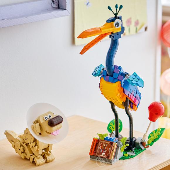LEGO | DISNEY PIXAR 43290 Kevin e Dug, 2 Animali Giocattolo con Palloncino Rosso, Foglie ed Espositore, Regalo per Bambine 9+