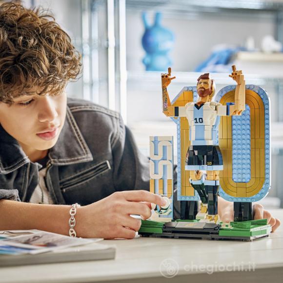 LEGO Editions 43015 Lionel Messi – Leggenda del Calcio, Action Figure Giocattolo 3D da Esposizione, Regalo per Bambini da 12+