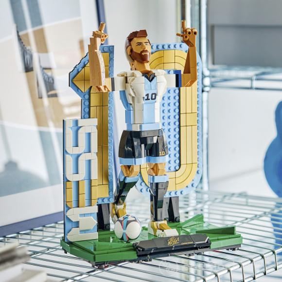 LEGO Editions 43015 Lionel Messi – Leggenda del Calcio, Action Figure Giocattolo 3D da Esposizione, Regalo per Bambini da 12+