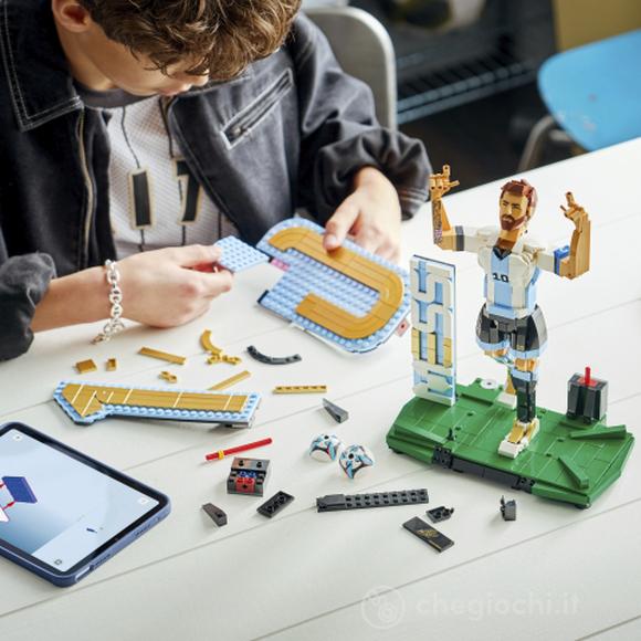 LEGO Editions 43015 Lionel Messi – Leggenda del Calcio, Action Figure Giocattolo 3D da Esposizione, Regalo per Bambini da 12+