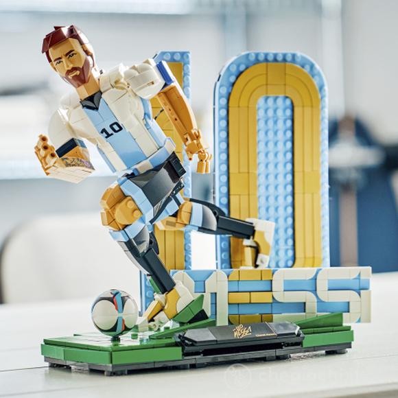 LEGO Editions 43015 Lionel Messi – Leggenda del Calcio, Action Figure Giocattolo 3D da Esposizione, Regalo per Bambini da 12+